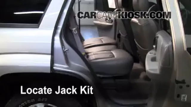 2005 Chevrolet Trailblazer LS 4.2L 6 Cyl. Levantar auto Usar el gato para levantar el auto